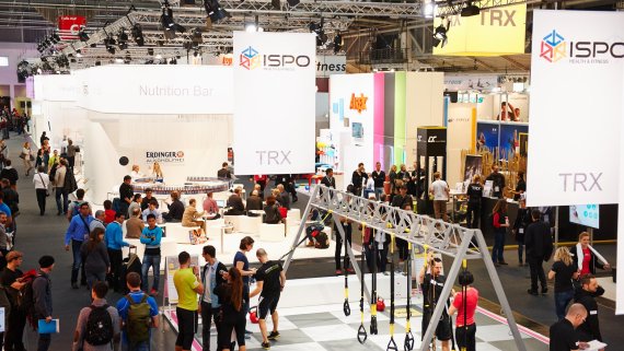 Menschen auf der ISPO. 