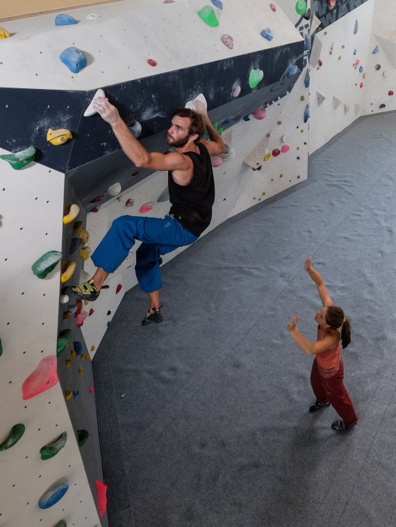 Das Sicherheitsrisiko beim Bouldern ist geringer als beim Seilklettern.