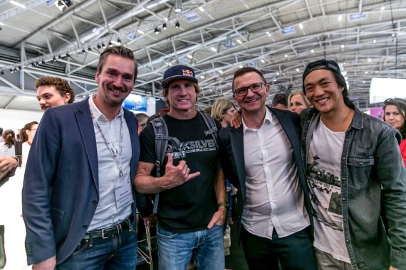 Der Head of ISPO Brandnew und der erste Overall Winner, natürlich mit Surfergruß: Markus Hefter, links neben Surf-Legende Robby Naish, erinnert an die Anfänge des weltweit größten Start-up-Wettbewerbs im Sportbusiness. 2018 gehört Robby Naish zur Jury von ISPO Brandnew.