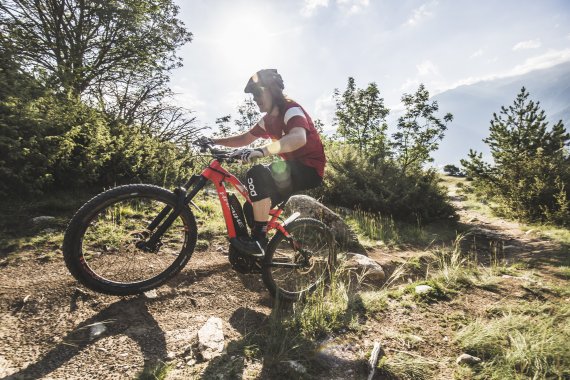 E-Mountainbiking wird immer populärer, und auch die Hersteller glänzen mit Innovationen. Wir zeigen die E-Mountainbike-Trends 2018/2019 in Bildern.