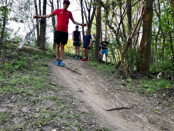 Learning by Doing: Experten geben den Workshopteilnehmern wertvolle Tipps rund ums Thema Trailrunning. Die neuesten Salomon Trailrunning-Schuhe können zudem gleich mit getestet werden.