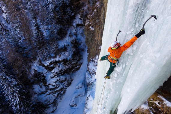 Hansjörg Auer in der Eiswand. 