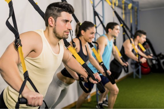 Eine Gruppe von Sportlern beim TRX Training