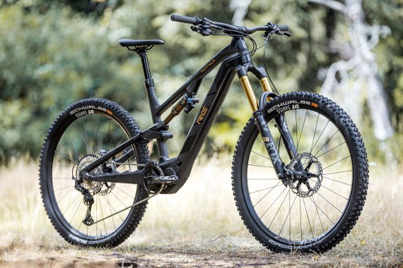 „Die neue Aggressive Series“ soll dem klassischen Mountainbiker den Einstieg aufs E-MTB ermöglichen.