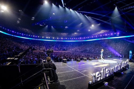 Miriam Höller speaks at an event in front of thousands of listeners