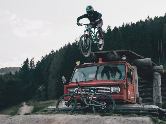 Freeride Anne springt über einen Lkw.