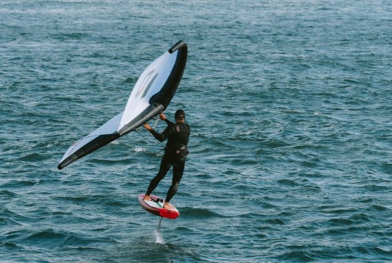 Person betreibt Wingfoiling auf dem Meer