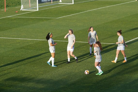 Frauen spielen Fußball auf Fußballplatz