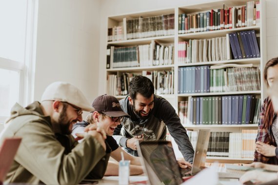 Im Start-up arbeiten junge Menschen an einem Projekt