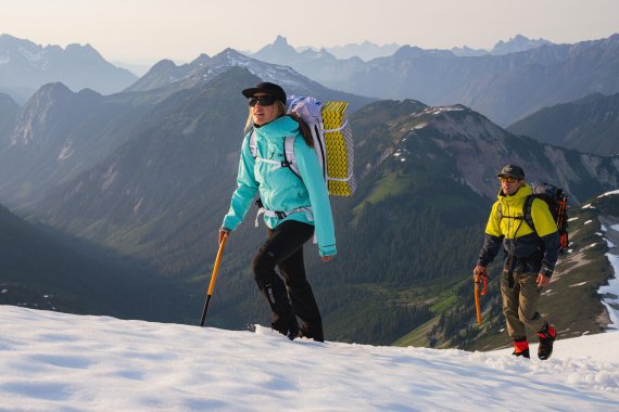 Zwei Bergsteiger besteigen ein verschneiten Berg