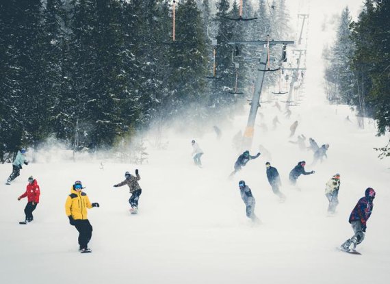 Always important when snowboarding: Cruising with friends