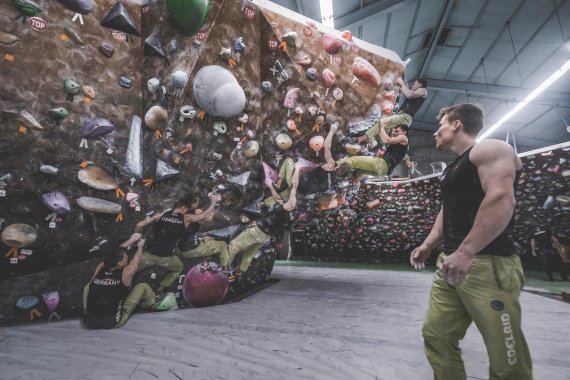 Chris Hanke beim Bouldern in Japan