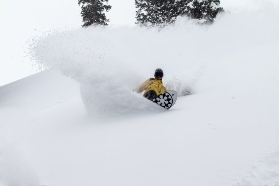 Tiefer Powder - davon träumt jeder Snowboarder 