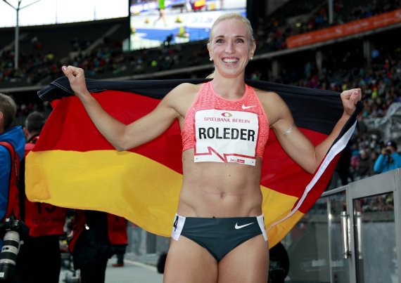 Hürdensprinterin Cindy Roleder jubelt bereits im Nike-Trikot.