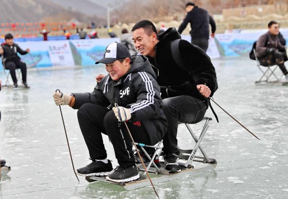 Sieht so aus, als hätten die beiden Chinesen sogar eine neue Sportart erfunden.