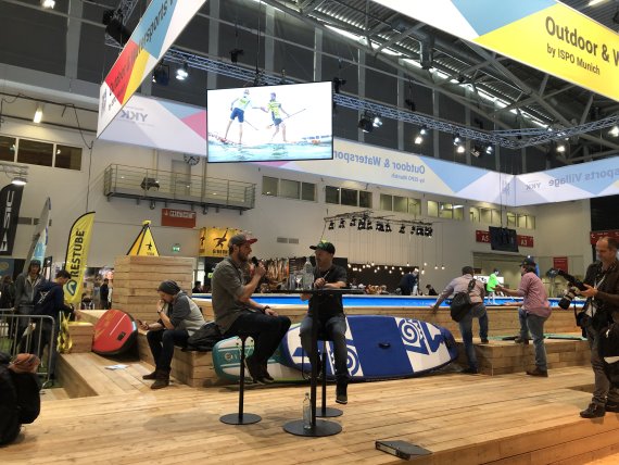 Casper Steinfath (l.) im Outdoor & Watersports Village auf der ISPO Munich 2019