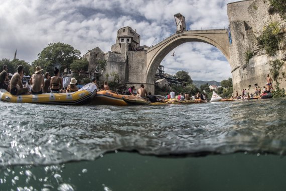 Auch auf der legendären Stari Most im nosnischen Mostar macht die Red Bull Cliff Diving World Series Halt.