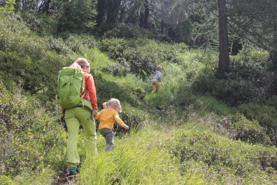 Draußen sein fördert spielend die Gesundheit und Persönlichkeitsentwicklung von Kindern.