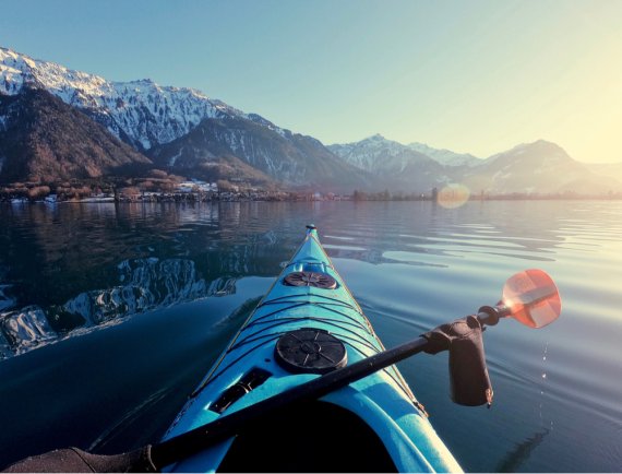 Kajak fahren in der Abendämmerung auf einem See