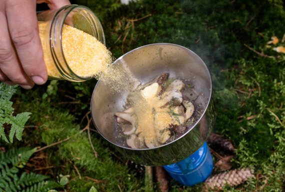 Sven Christ schmeckt die Pilze mit Polenta ab