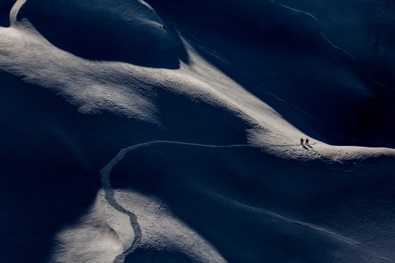 Gegenanstieg: Elias Elhardt in seinem Element – unberührtem Tiefschnee