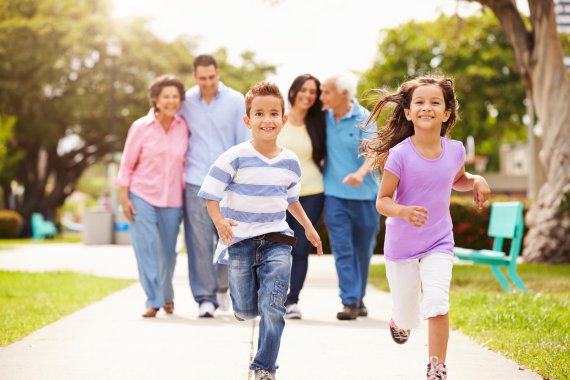 Kinder laufen ihrer Familie vorweg.