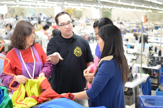 Prof. Dr. Nick Lin-Hi spricht mit Arbeiterinnen in China.