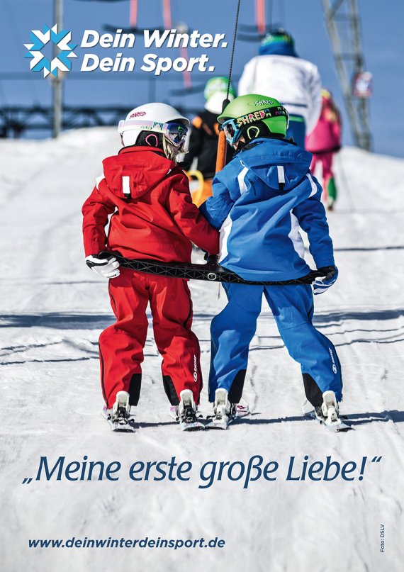 Zwei Kinder auf einen Skilift.