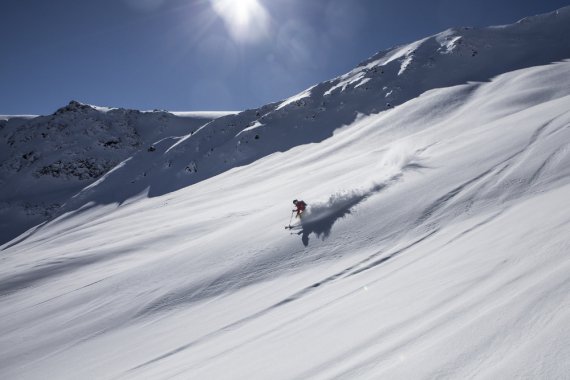 Skifahrer fährt die Piste herab