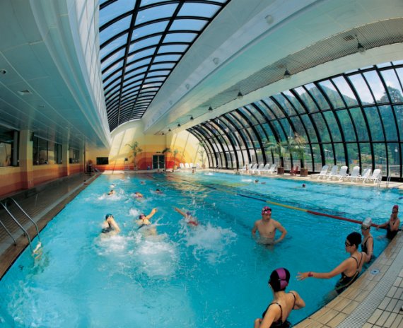 Lichtdurchflutet aber wettergeschützt – Schwimmen in der Halle