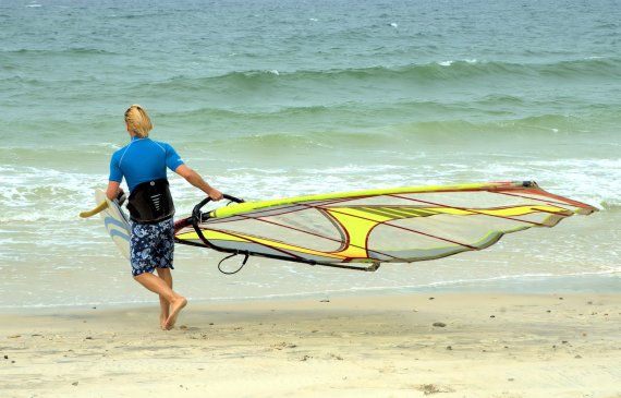 Hinein in die Fluten – die Nordsee gehört zu den Top-Surf-Revieren Deutschlands.