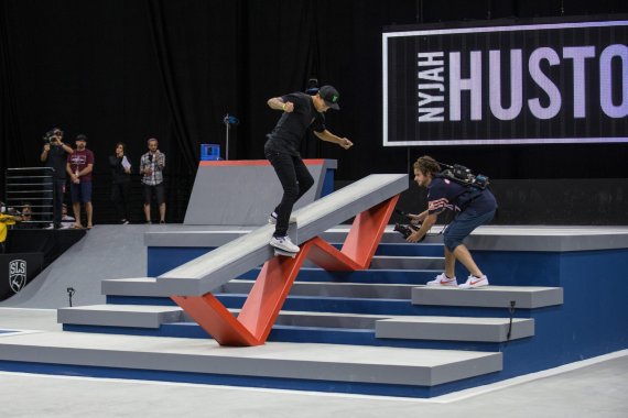 Nyjah Huston is the superstar of the street skateboarding scene: Here he performs on a typical course.