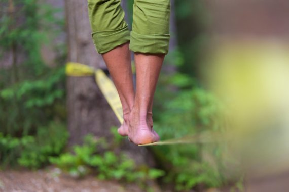 Spaß mit der Slackline. Doch wer eine Slackline kaufen will, muss einiges beachten. 