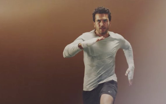 Elyas M'Barek steht im Mittelpunkt der neuesten Asics-Werbekampagne.