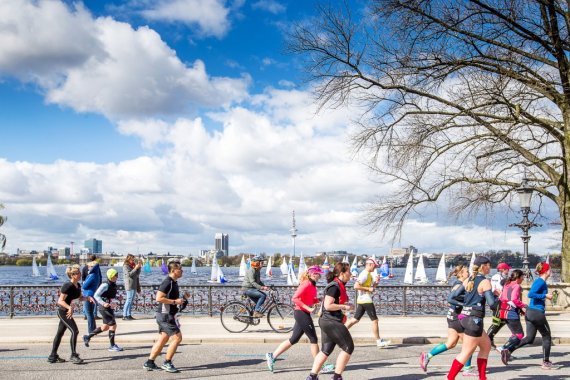 Beim Hamburg Marathon kommen die Läufer(innen) auch an der herrlichen Alster-Kulisse vorbei.