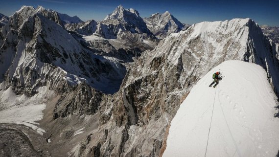 With his colleague Conrad Anker (pictured), David Lama has to deal with some extremely difficult snowy slopes.