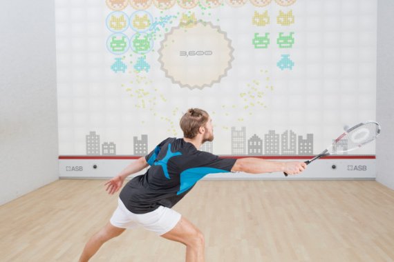 Squash trifft Space Invaders – weiße Wand war gestern.