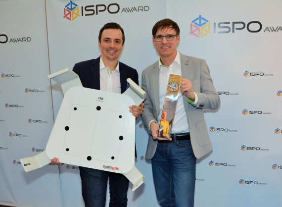 Silvio Haslinger (Head of Marketing Sports) and Daniel Steininger (Head of Distribution Sports) rejoice over the ISPO AWARD.