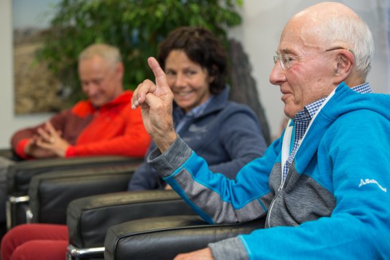 Seniorchef Hubert Schöffel (rechts) erzählt launig vom Aufstieg der Outdoor-Marke Schöffel. Neben ihm: Marken-Testimonial Gerlinde Kaltenbrunner. Links hinten: Der heutige Inhaber Peter Schöffel.