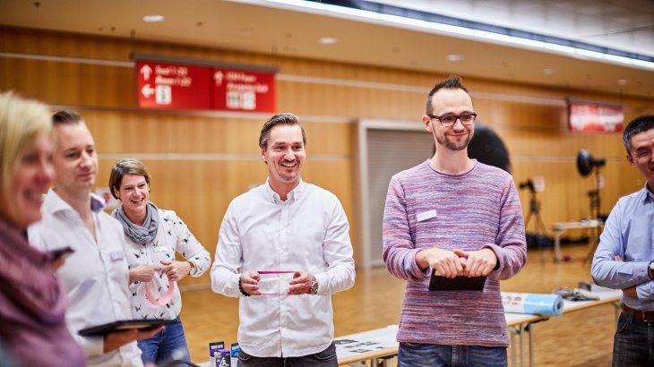 Harte Arbeit, die Spaß macht: Die kompetente Jury, hier mit Head of ISPO Brandnew Markus Hefter, prüft die eingereichten Produkte der Start-ups.