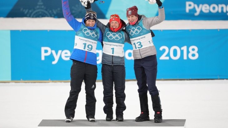 Laura Dahlmeier is not only taking home one Soohorang. Here at the award ceremony after her victory in the pursuit race ahead of Anastasia Kuzmina from Slovakia and the French Anais Bescond. Dahlmeier is also at the top of the podium in the sprint.