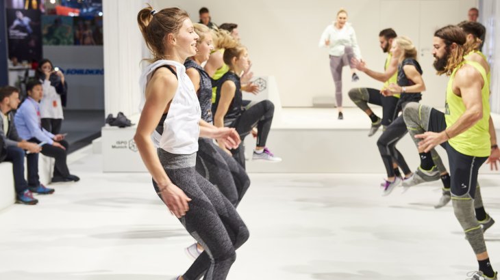 Doch dann wird wieder geschwitzt: Personal Coaches machen die Zuschauerfläche vor der Bühne zum Gym.