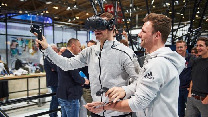 Manuel Neuer (Mi.) at the ISPO Munich 2018