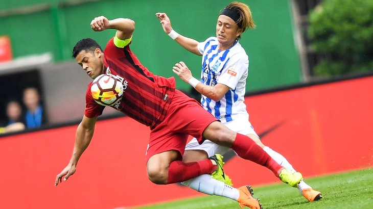 Fußball-Star in China: der Brasilianer Hulk (li.).