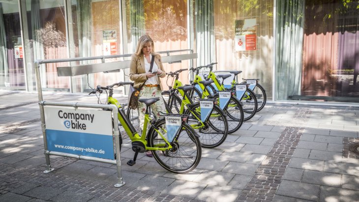 Shared Economy has also arrived on the e-bike market. "This is a real trend, since many people are becoming more and more environmentally conscious. Meanwhile not only tourism regions use the rental offers, but increasingly also universities or companies", says Franziska Berger of Movelo. The environmentally friendly e-bike is also worth its weight in gold as a means of transport within large company premises.