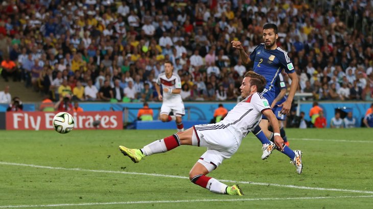 Drei, die Deutschland in Russland nicht verteten werden: Mario Götze, hier beim Siegtor bei der WM 2014, und seine beiden Schuhe Magista Obra. Der linke steht übrigens im Deutschen Fußballmuseum in Dortmund. Mittlerweile tragen die Nationalspieler aber schon die Nachfolgegeneration.