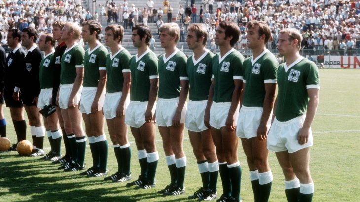 WM 1970: In Mexiko brachen die deutschen Fußballer dann mit der Tradition. Die Mannschaft um Berti Vogts (r.) lief erstmals in grünen Trikots auf, das DFB-Logo im weißen Rahmen auf der Brust. Und die WM in Mexiko sollte auch eine neue Tradition begründen. Bis auf ein paar Ausnahmen seit der Jahrtausendwende spielen die Deutschen bis heute in grünen Auswärtsleibchen.