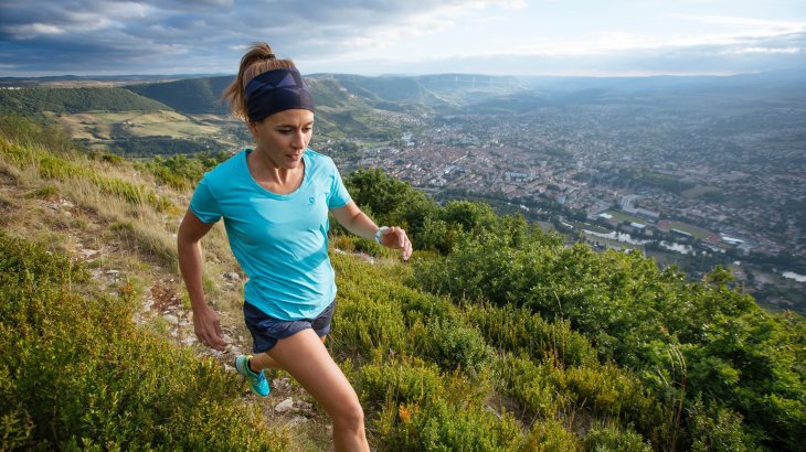 Trend 4, Trailrunning ist gekommen, um zu bleiben: Das Naturerlebnis ist für einen Großteil der Läufer wichtiger als messbare Ergebnisse (laut Salomon ist das bei 72 Prozent der Läufer der Fall). Abseits der gepflasterten Wege bietet Trail Running genau das: Abseits vom Lärm der Stadt liefert die freie Natur auf Trampelpfaden das abwechslungsreiche und anspruchsvolle Ambiente für ein echtes Lauferlebnis.