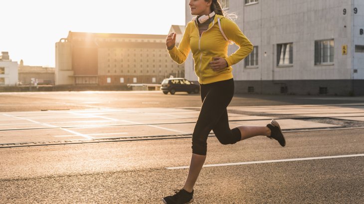 Trend 5, Zielgruppe Frauen wächst weiter: Vorbei sind die Zeiten, in denen Sportartikelindustrie in erster Linie für Männer produziert hat. Denn gerade beim Running spielen Frauen als Zielgruppe eine gehörige Rolle. Das macht sich übrigens auch bei den Influencern bemerkbar, wo etwa Puma mit Selena Gomez, Cara Delevingne oder dem New York City Ballett bewusst auf starke Frauen setzt.