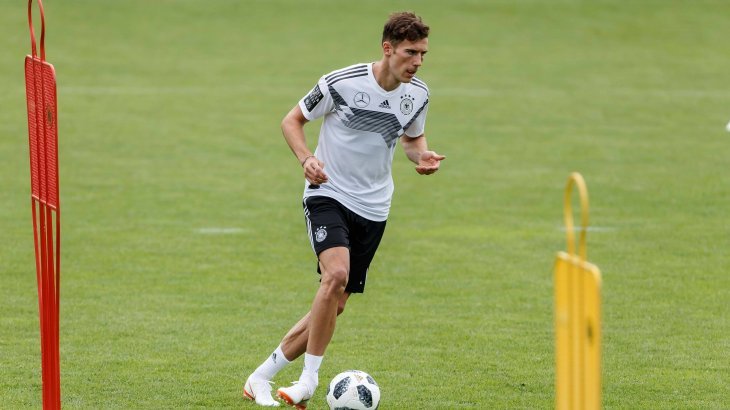 Leon Goretzka, german football player, practicing at a field. 